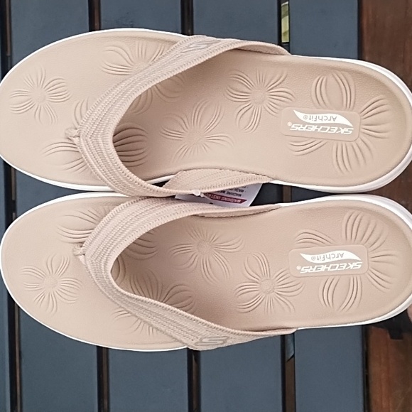 Skechers Women's Tan Flip Flops - Picture 3 of 8